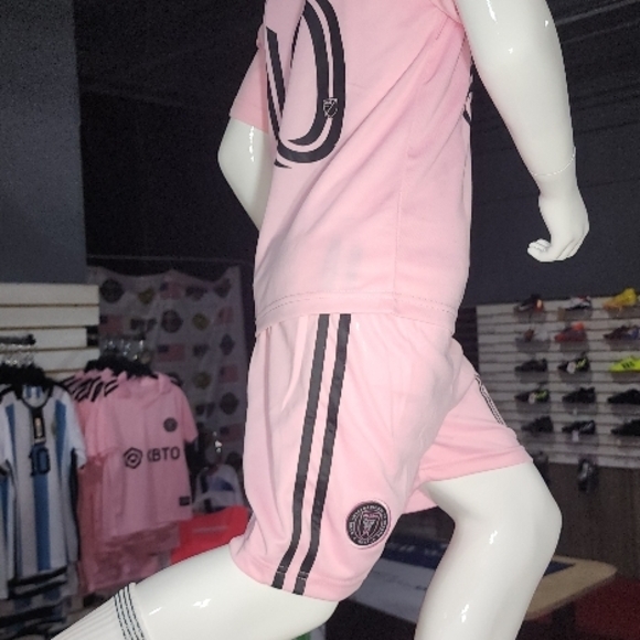 Messi Soccer Kit - Picture 2 of 3